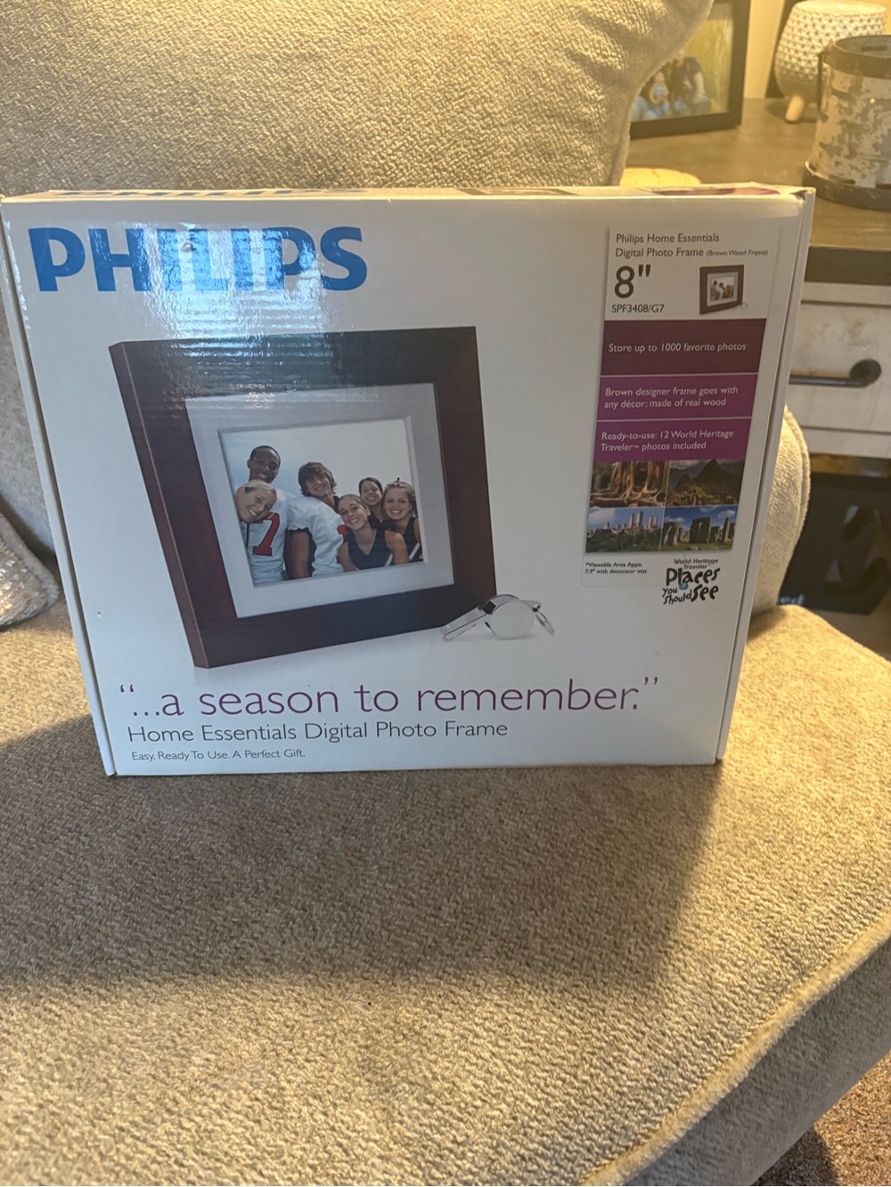 Philips Digital Photo Frame in Brown Wood-Look